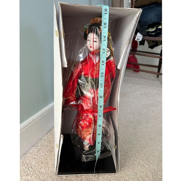 Traditional Japanese Geisha Doll in Red Silk Kimono - Collectible Display - Picture 4 of 4